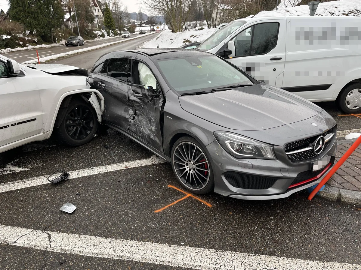 Unfall zwischen drei Autos auf der Strasse zwischen Rüti und Rapperswil.